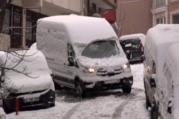 Otomobiller karda ilerlemekte güçlük çekti