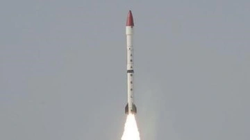 Pakistan menzilini artırdığı ilerleyiş füzesi Babür-1B'yi başarıyla sınav etti