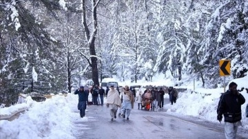 Pakistan'da kar ve yağmurun kez açmış olduğu afet ve kazalarda 13 isim öldü
