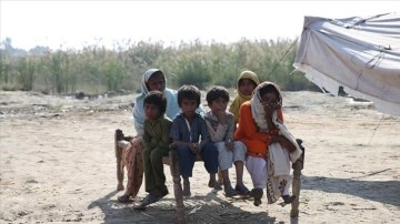 Pakistan'da kış, çetince vaziyetteki selzedelerin mağduriyetini artırdı
