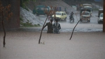 Pakistan'da alevli yağışlar hasebiyle ölenlerin sayısı 290'a yükseldi