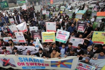 Pakistan’da yüzlerce kişi İsveç'te Kur'an-ı Kerim yakılmasını protesto etti