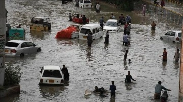 Pakistan'ın Karaçi şehrinde alevli yağmur ve sıkıntı hasebiyle 5 isim öldü