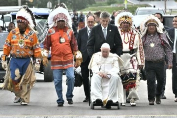 Papa Francis yatılı okullardaki suistimalleri düşüncesince Kanada’da yerlilerden özür diledi