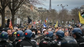 Paris'te sarı yelekliler hükümetin emeklilik reformuna üzerine tanıtım gösterisi düzenledi