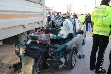 Park halindeki kamyona ok gibi saplandı: 1 ölü, 1 ağır yaralı