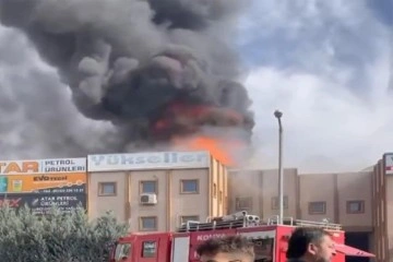 Petrol ürünleri bulunan iş yerindeki yangın korkuttu