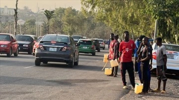 Petrol zengini Nijerya'da el benzini 'karaborsa' satıcılarından alıyor