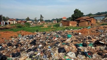 Plastik atıklar Uganda’nın göl ve nehirlerini yıldırma ediyor