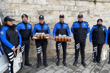 Polisler, Çanakkale Savaşı anısına Üsküdar’da vatandaşa hoşaf ve ekmek dağıttı