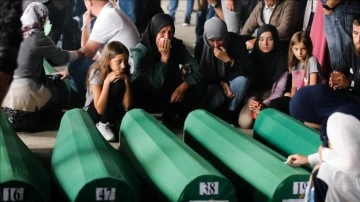 Potoçari Anıt Mezarlığı'na vasıl Srebrenitsa kurbanlarının cenazeleri gözyaşlarıyla karşılandı