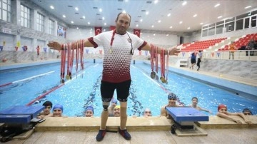Protezli öğretmenin yetiştirdiği özürlü sporcular, yüzmede 42 madalya kazandı