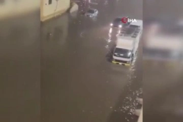 Riyad’ı sel vurdu, cadde ve sokaklar göle döndü
