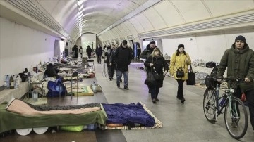 Rus iklim saldırılarından rahatsız olan Kievliler metro istasyonlarında kalmayı sürdürüyor