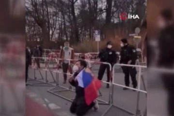 Rus protestocu Ukraynalıların önünde diz çöküp özür diledi
