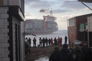 Rusya'da denizciler karaya oturan gemiden helikopterle kurtarıldı