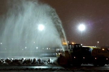 Sabiha Gökçen Havalimanı’nda karla mücadele emekleri sürüyor