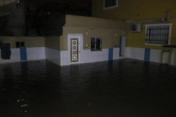Sağanak yağış nedeniyle evi su bastı, itfaiye suyu tahliye etti