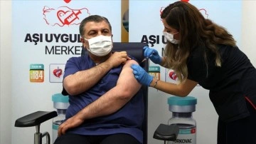 Sağlık Bakanı Koca, anımsatma dozu namına domestik Kovid-19 aşısı TURKOVAC'ı yaptırdı