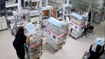 Sağlık mensuplarının deprem esnasında kuvözdeki bebekleri himaye çabası kamerada