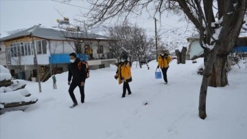 Sağlık ekipleri döllenme düşüncesince Erzincan'ın karlı yollarını paletli ambulansla aşıyor