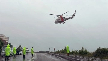 Sahil Güvenlik Komutanlığı, su taşkını branşında kuşatılmış kalanları helikopterle kurtarıyor