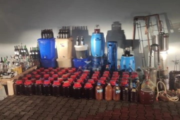 Sahte içki üretimine suçüstü: 853 litre el yapımı içki bulundu