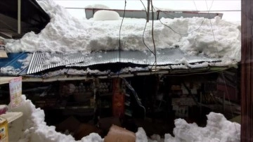 Sakarya'da kar dolayısıyla marketin sundurması ve garajın çatısı çöktü