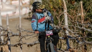 Şampiyon sportmen yerleştiği yaylanın 'Bisikletli toplum çoban'ı oldu