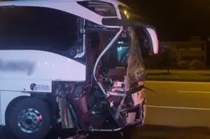 Samsun’da otobüs tıra çarptı: Faciadan dönüldü