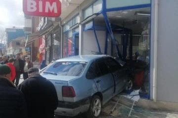 Samsun'da otomobil markete girdi: 2 yaralı