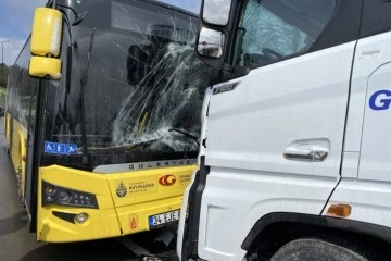 Sancaktepe’de tır ile İETT otobüsü kafa kafaya çarpıştı: 1 yaralı