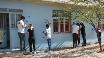 Şanlıurfa'da gönüllü öğretmen ve öğrenciler meslek binalarını boyayarak güzelleştiriyor
