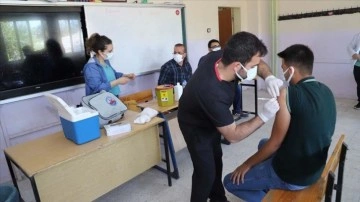 Şanlıurfa'da esenlik ekipleri gençleri aşıya inandırma geçirmek düşüncesince okulları geziyor