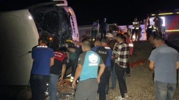 Şanlıurfa'da geçici otobüsü ve pikap şarampole devrildi, 25 insan yaralandı