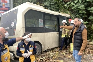 Sarıyer'de minibüs ağaca çarptı, birçok yolcu yaralandı