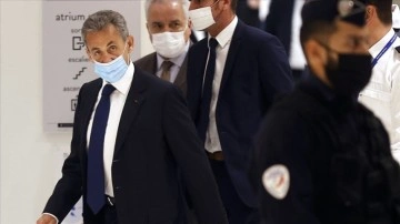 Sarkozy 'yardımcılarının usulsüzlük davasında' mahkemede tabir vermeyi reddetti