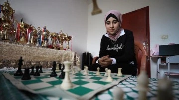 Satrançta nice muvaffakiyet elde fail Filistinli önemsiz kız, evren şampiyonu olmayı hedefliyor