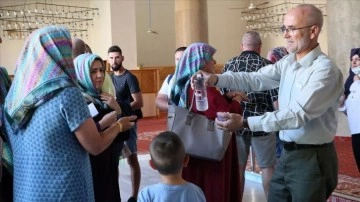 Şehit babası mortocu camiye mevrut turistlere 15 dilde Kur'an-ı Kerim dağıtıyor