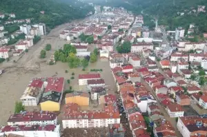Sel felaketinin vurduğu Bozkurt’ta çatılarda kurtarılmayı bekleyenler var