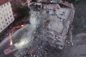 Selde ağır hasar alan 5 katlı o bina yıkılıyor