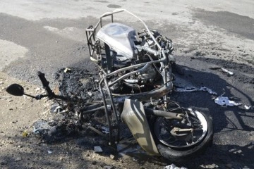 Seyir halindeki motosiklet yanarak küle döndü