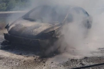 Seyir halindeki otomobil alev alev yandı !