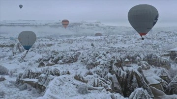 Sıcak iklim balonları beyaza bürünen peribacaları üstünde süzüldü