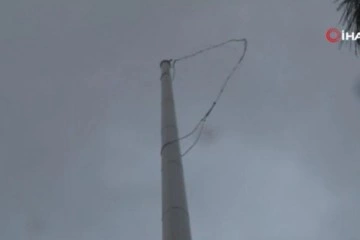 Şiddetli rüzgar nedeniyle Çamlıca Tepesi’ndeki Türk bayrağı uçtu