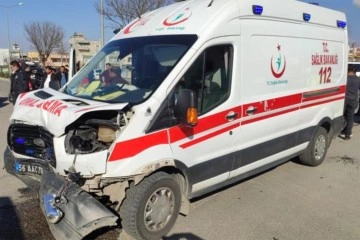 Siirt’te ambulans ile otomobil çarpıştı: 8 yaralı