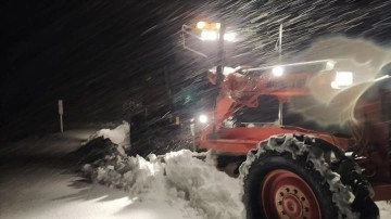 Siirt'te karda muhat artan güvenlik korucuları ve yurttaşlar kurtarıldı