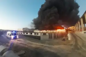 Silivri'de plastik fabrikasında yangın: Dumanlar kilometrelerce uzaklıktan görülüyor