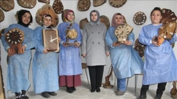 Sinoplu kadınlar, marangoz aletleriyle ahşaptan vakit üretiyor