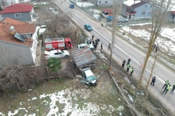 Sinop’ta otomobil ağaca çarptı: 2 ölü
